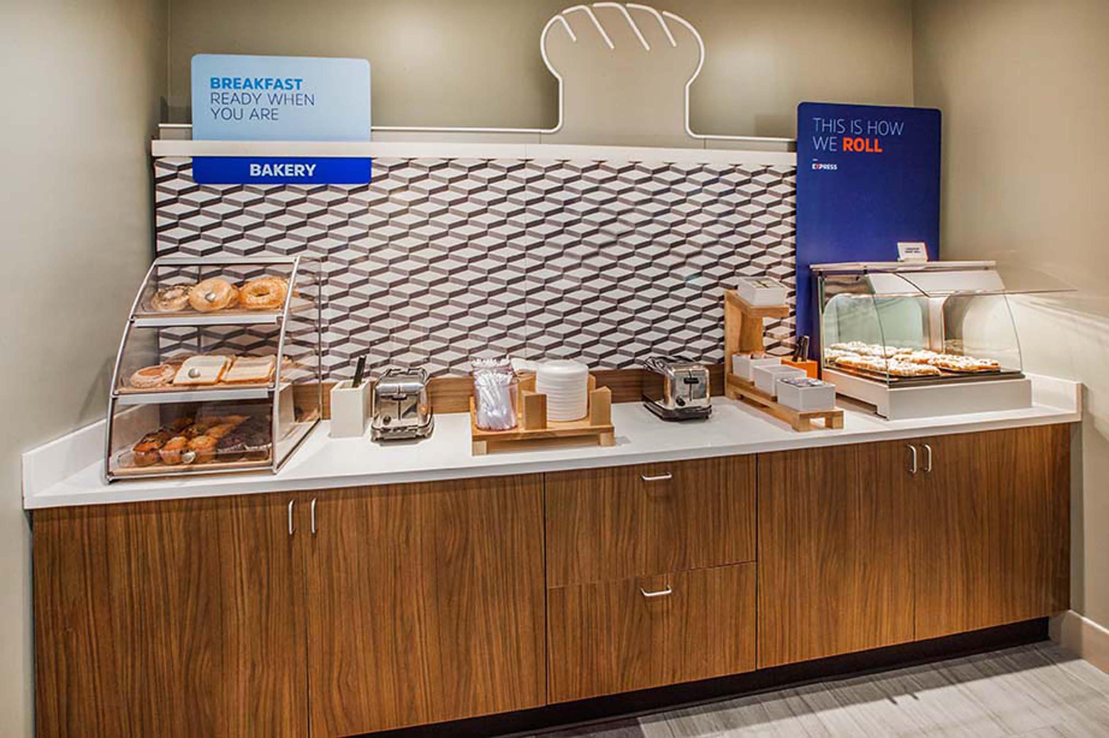 Holiday Inn Express Alpharetta - Roswell By Ihg Exterior photo